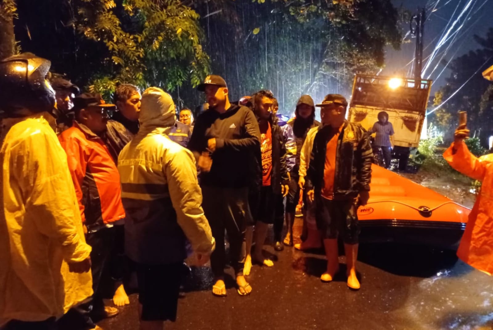  Kegiatan dalam membantu Warga Masyarakat yang terkena dampak Banjir Serta Membantu Warga masyarakat Pengguna Jalan dan melakukan Pengamanan Arus Lalu Lintas di Kota Medan